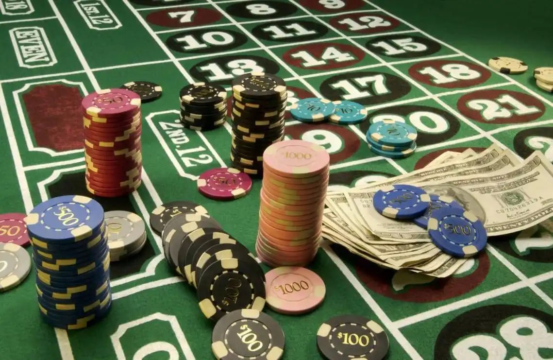 alexa99 mobile app interface showing slot games and live-dealer tables